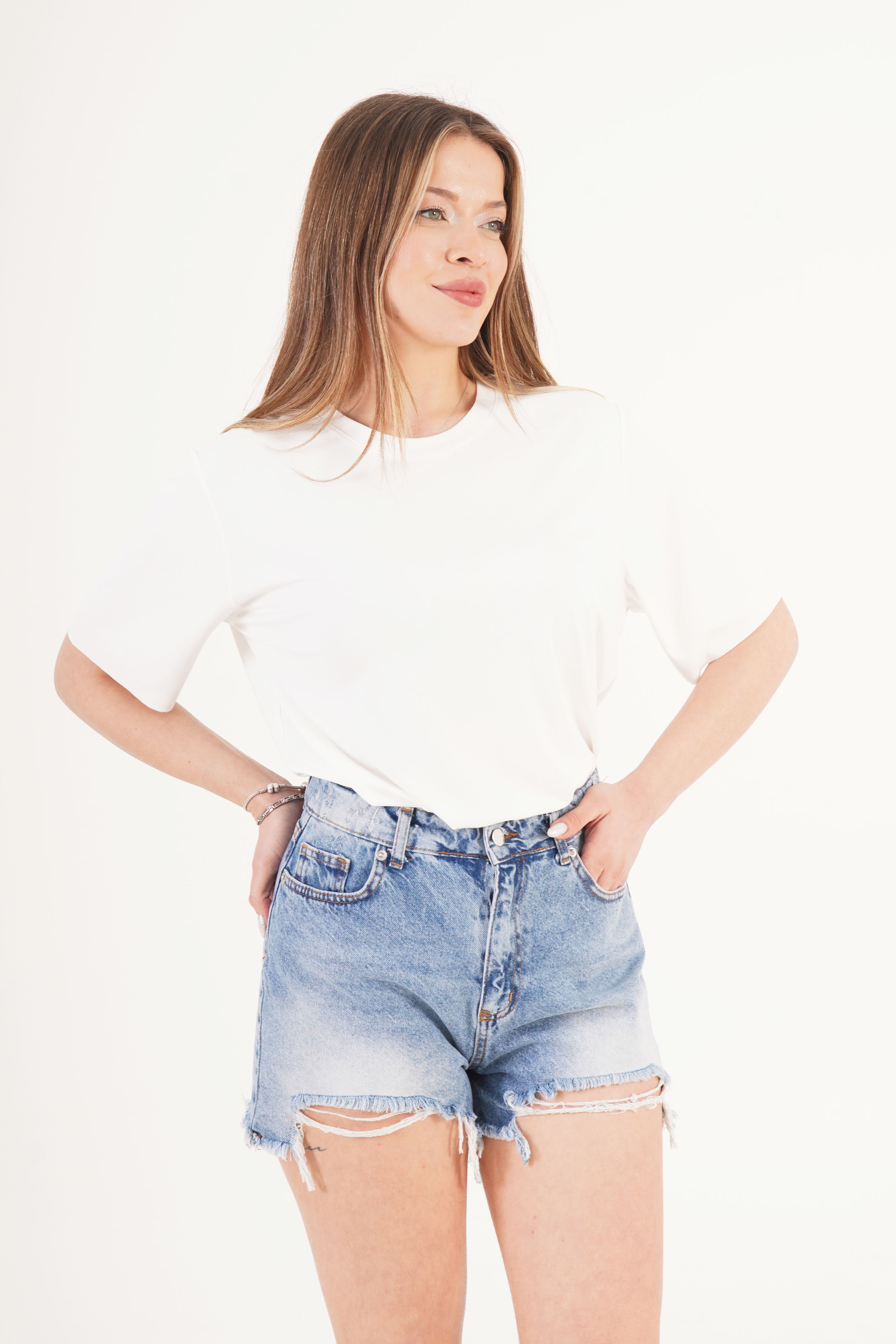 Yüksek Bel Kavisli Distressed Denim Şort - Görsel 3