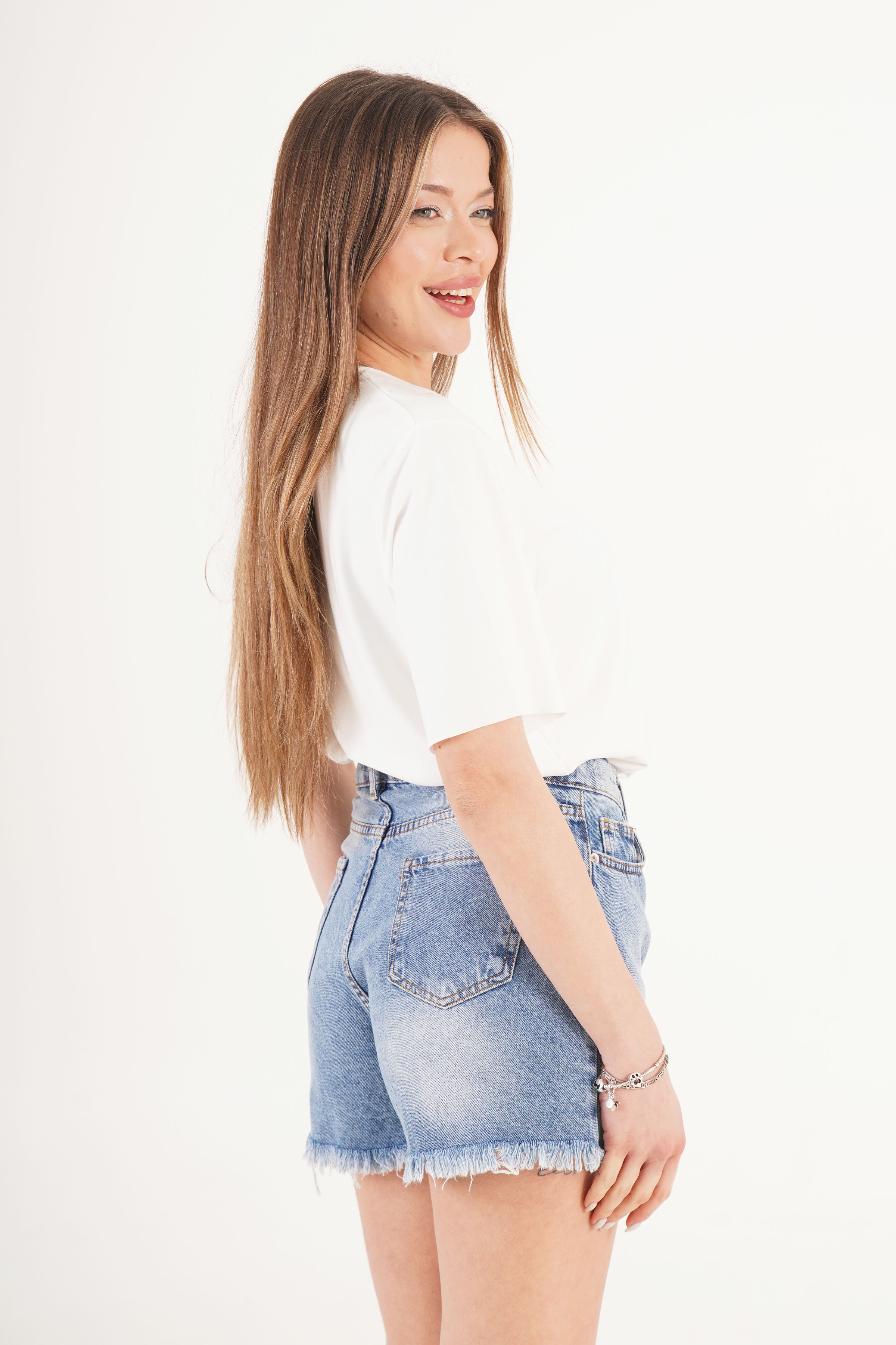Yüksek Bel Kavisli Distressed Denim Şort - Görsel 4