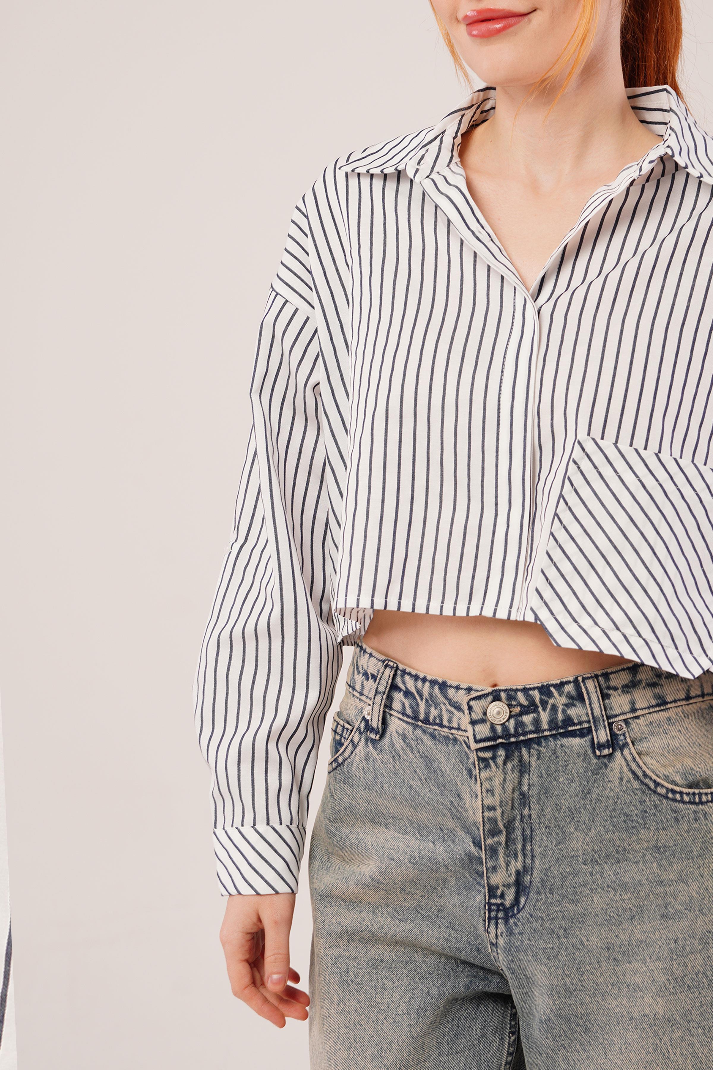 Crop Model Cepli Ve Çizgili Beyaz Gömlek - Görsel 7