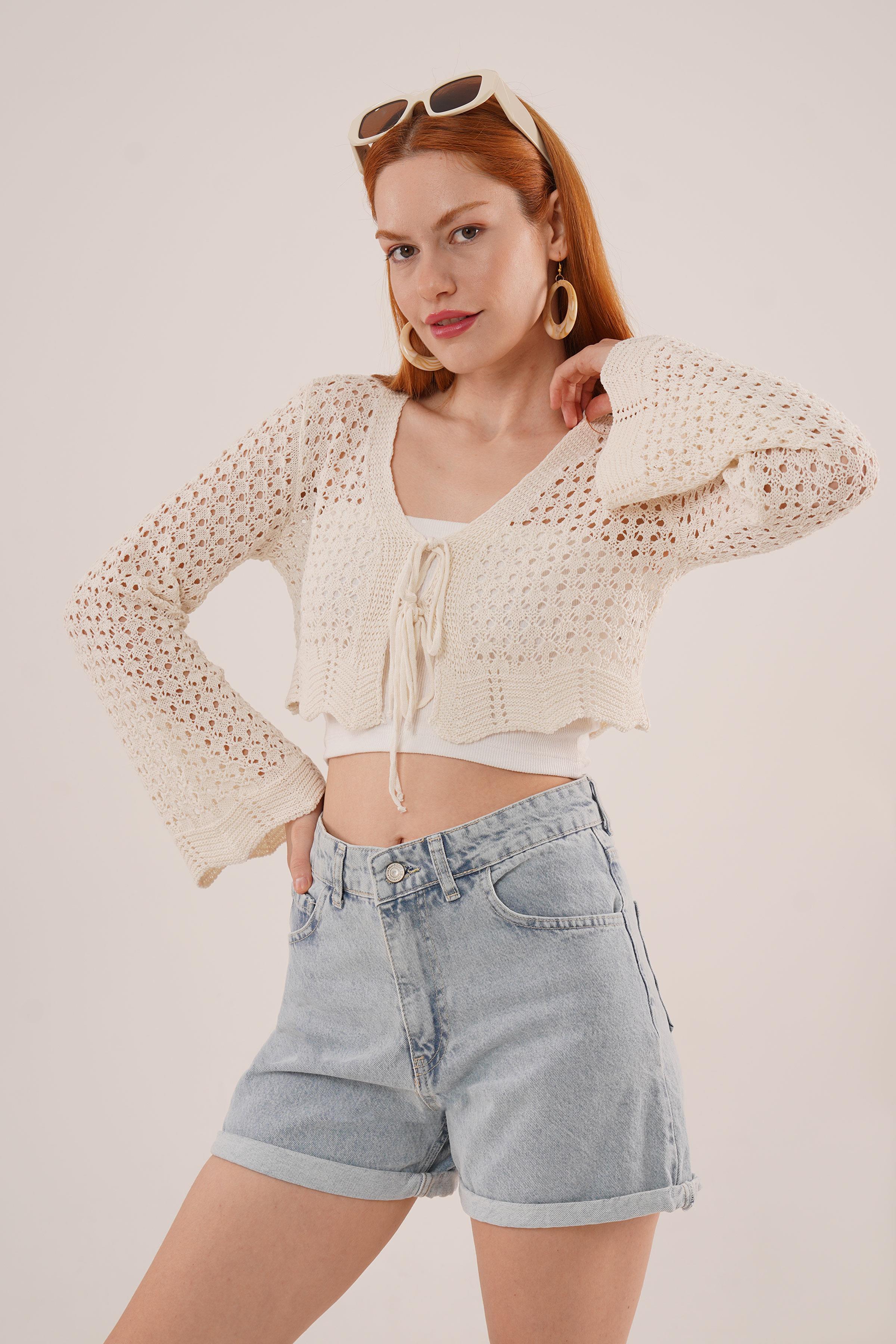 Ön Bağlamalı Ajurlu Crop Krem Hırka - Görsel 3