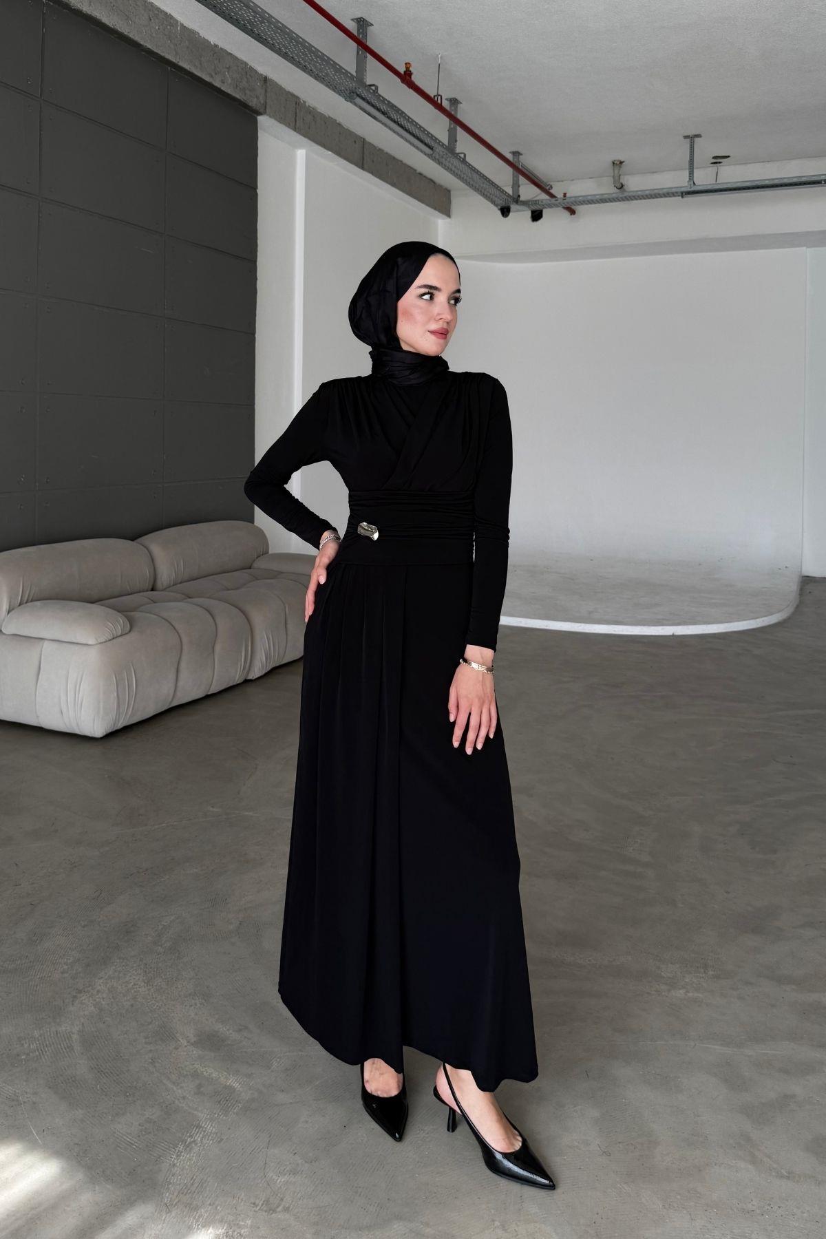 Moon Broşlu Elbise Siyah