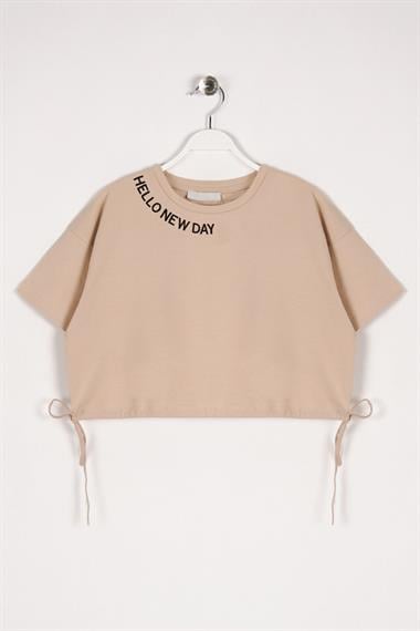 Bisiklet Yaka Kısa Kol Hello New Day Yazılı Bej Renk Kız Çocuk Tshirt