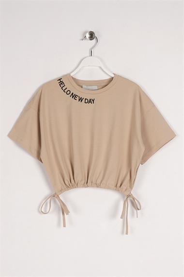 Bisiklet Yaka Kısa Kol Hello New Day Yazılı Bej Renk Kız Çocuk Tshirt