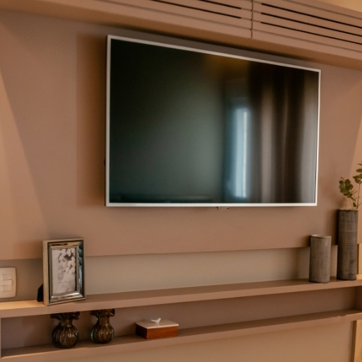 küçük ev dekorasyonu televizyonunuzu duvara monte edin