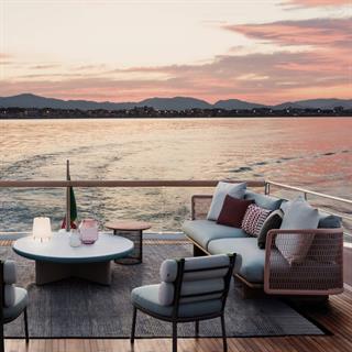 Kettal Mesh Corten Wet Stone Yuvarlak Yan Bahçe Sehpası