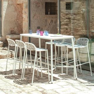 Emu Yard Bar Masası