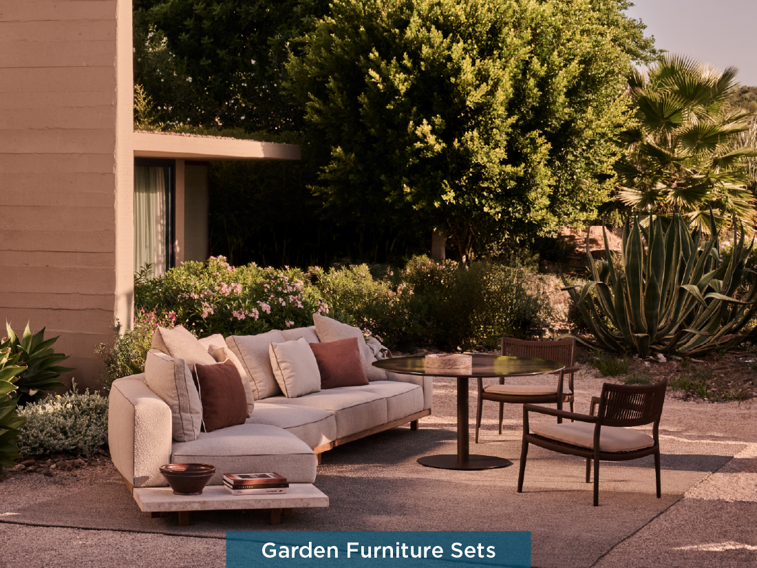 Dış mekan örgü oturma grubu ve orta sehpa ile düzenlenmiş teras