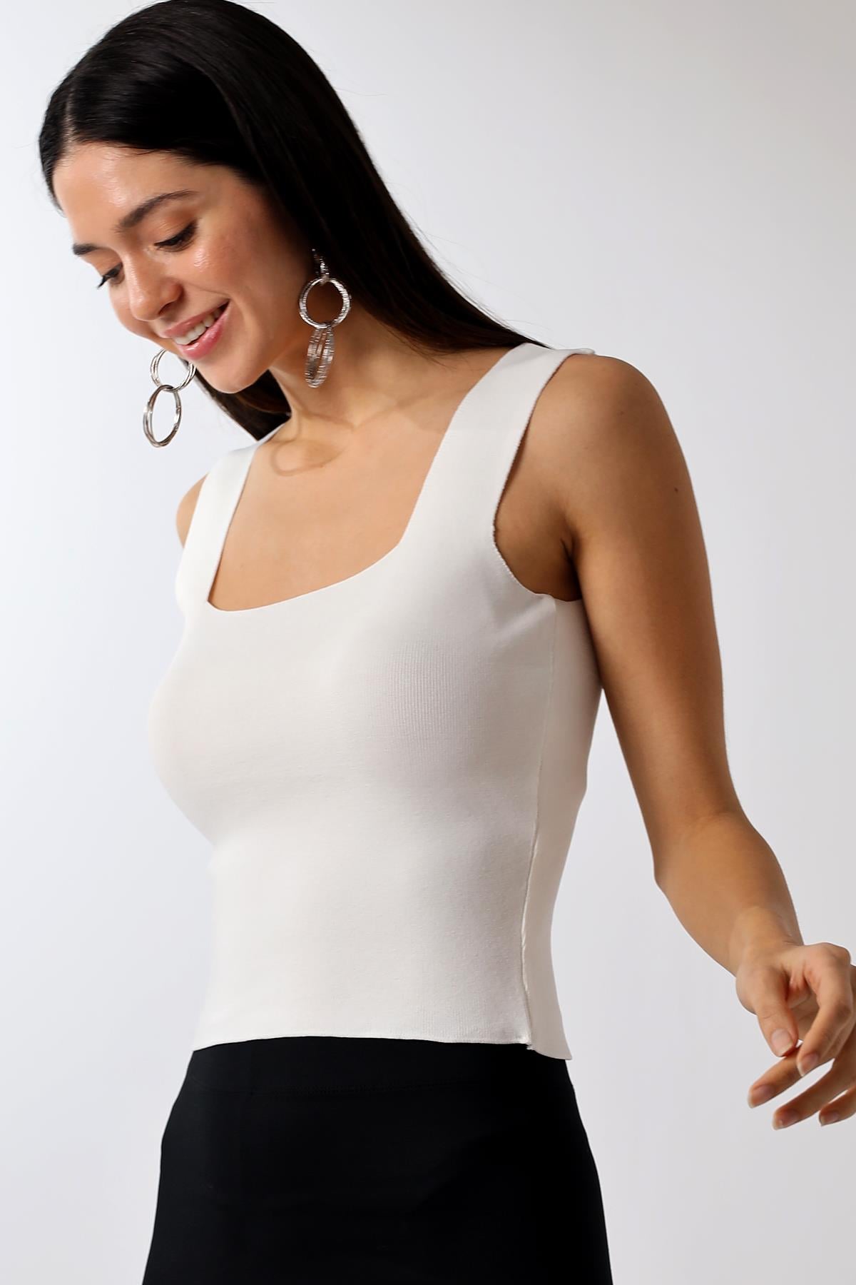 Ekru Kare Yaka Triko Crop Bluz
