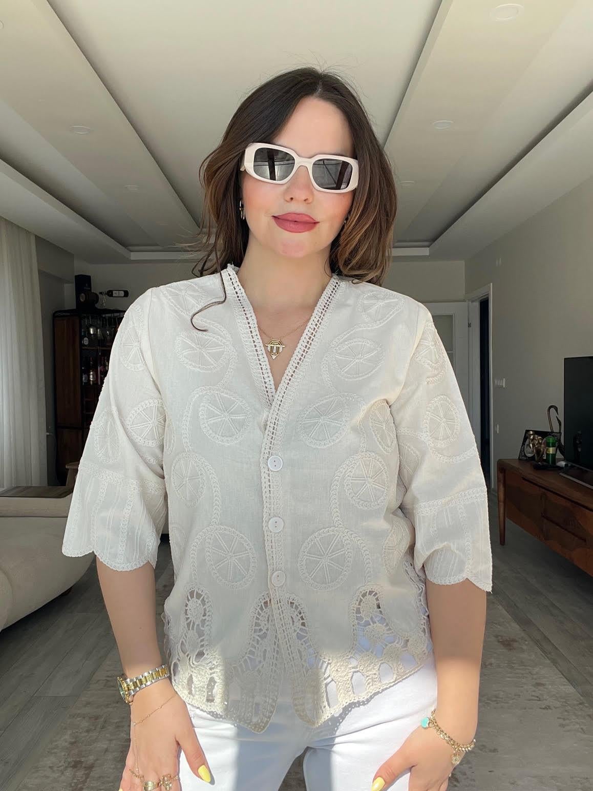 023 V Yaka Nakışlı Bluz BEJ