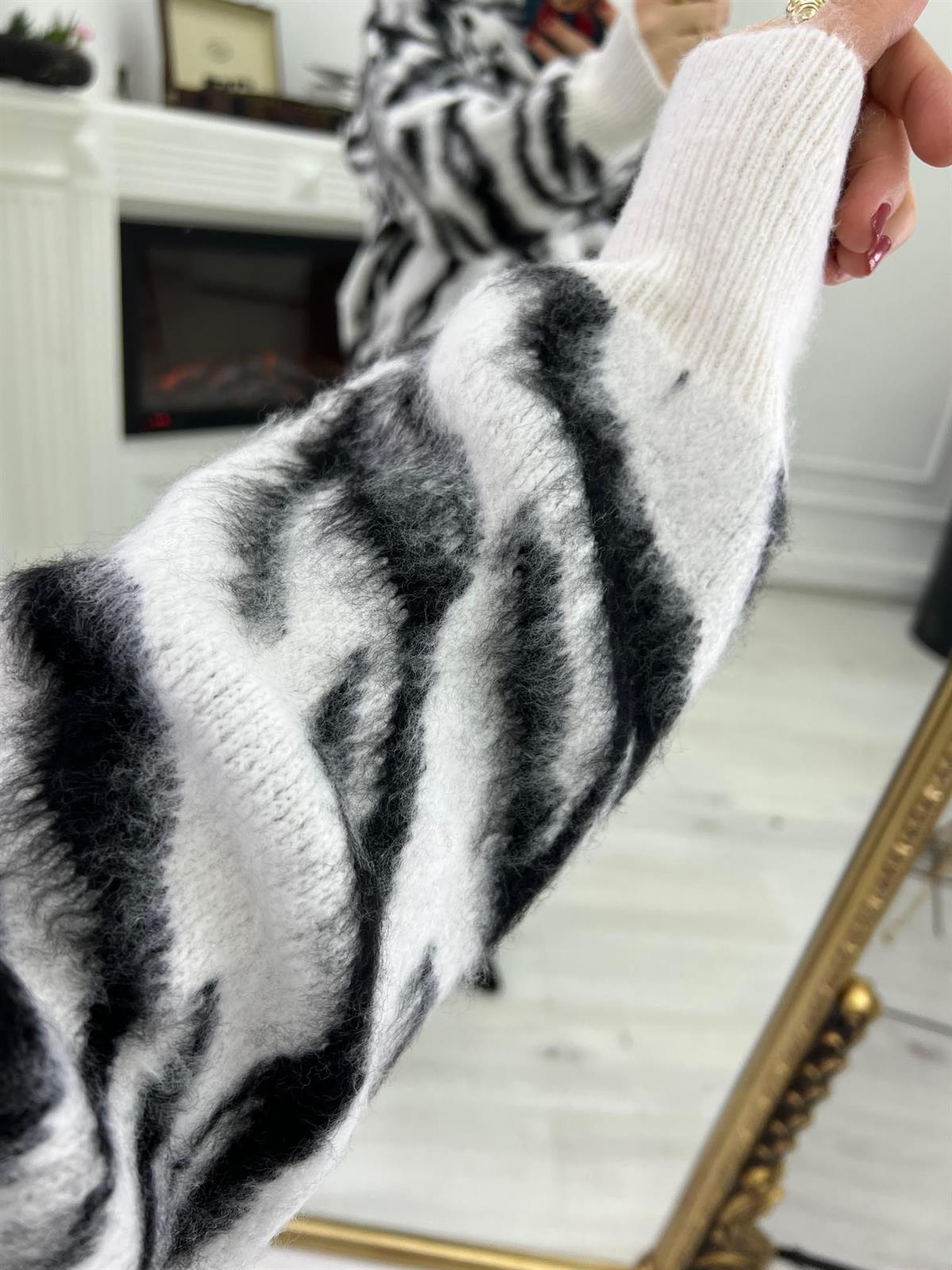 1231 Şardonlu Zebra Desen Kazak SİYAH