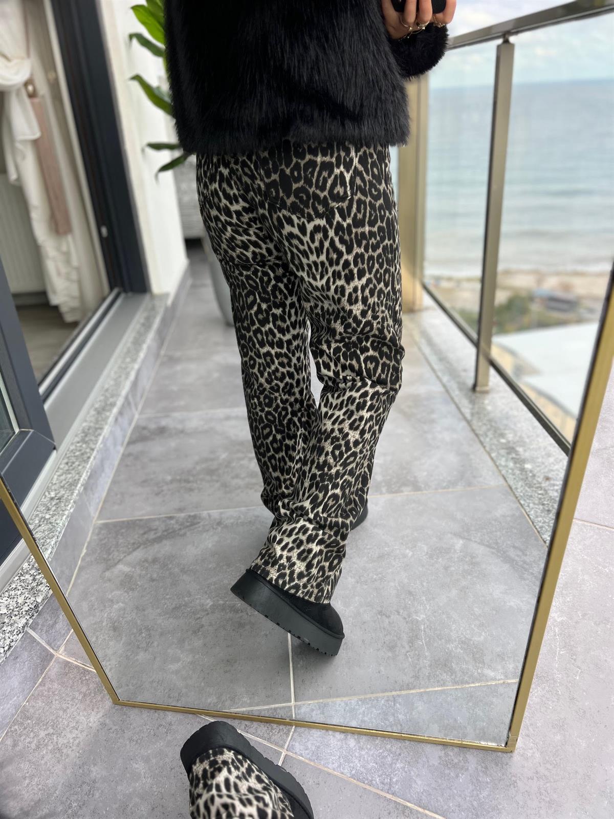 24111 Straight Jean LEOPAR
