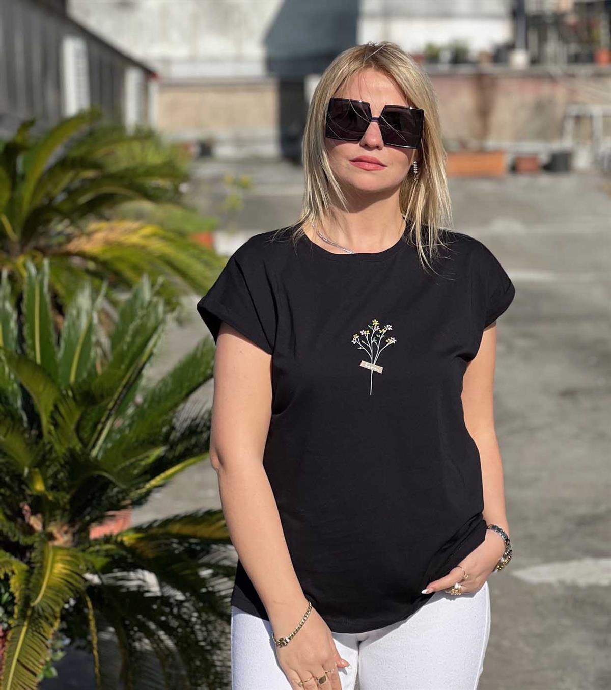 25607 Önü Çiçek Nakışlı Tshirt SİYAH