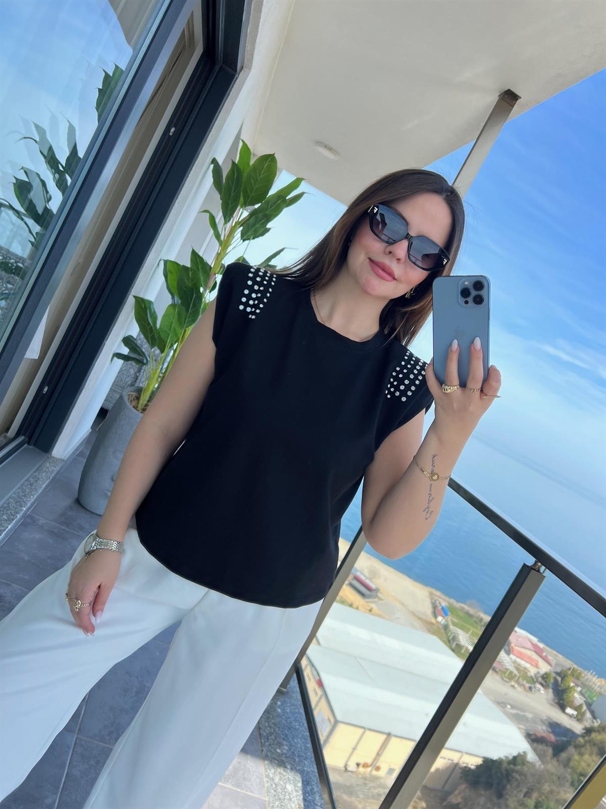 35818 Omuzu Taşlı Tshirt SİYAH