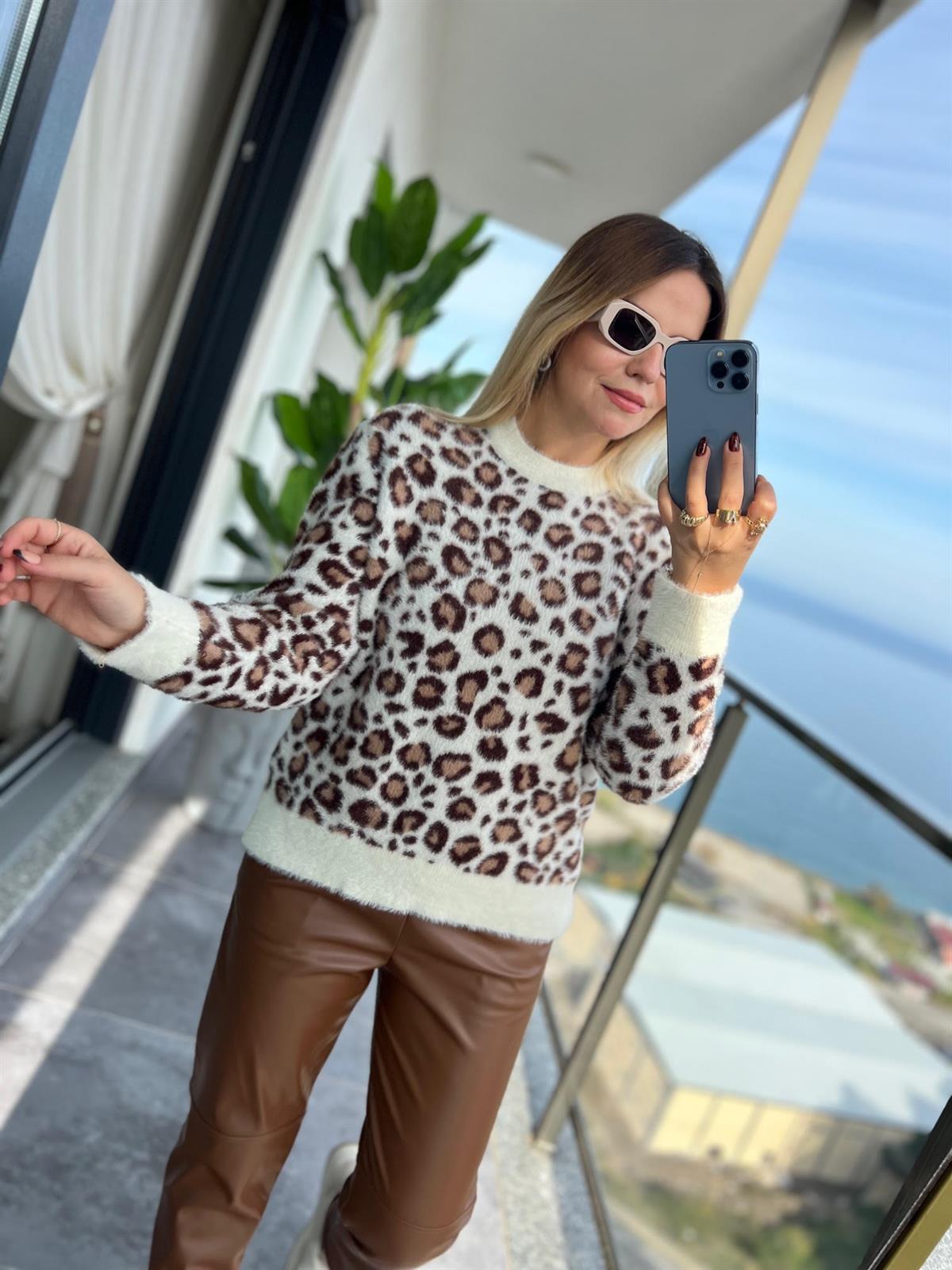 7640 Angora Leoparlı Kısa Kazak BEJ