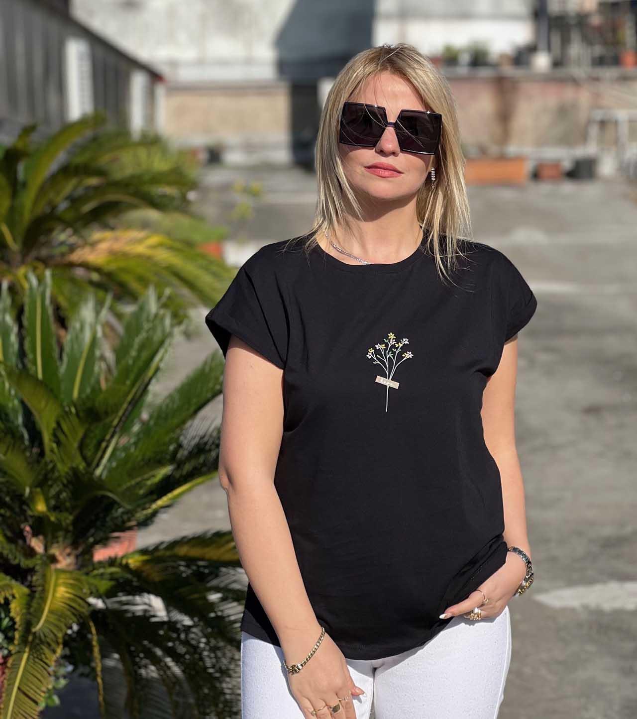 25607 Önü Çiçek Nakışlı Tshirt SİYAH