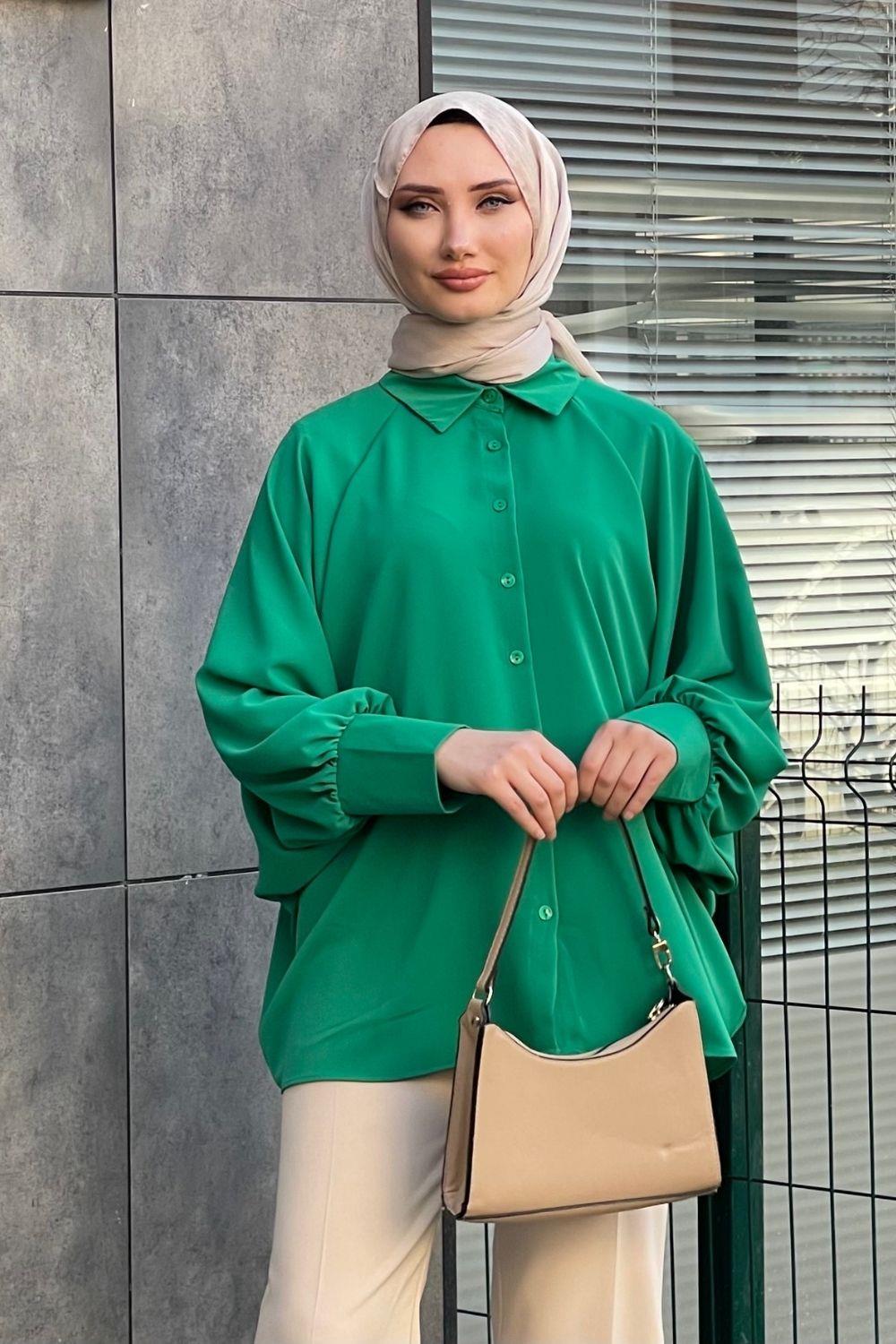 كم راجلان بأزرار أمامية باللون الأخضر