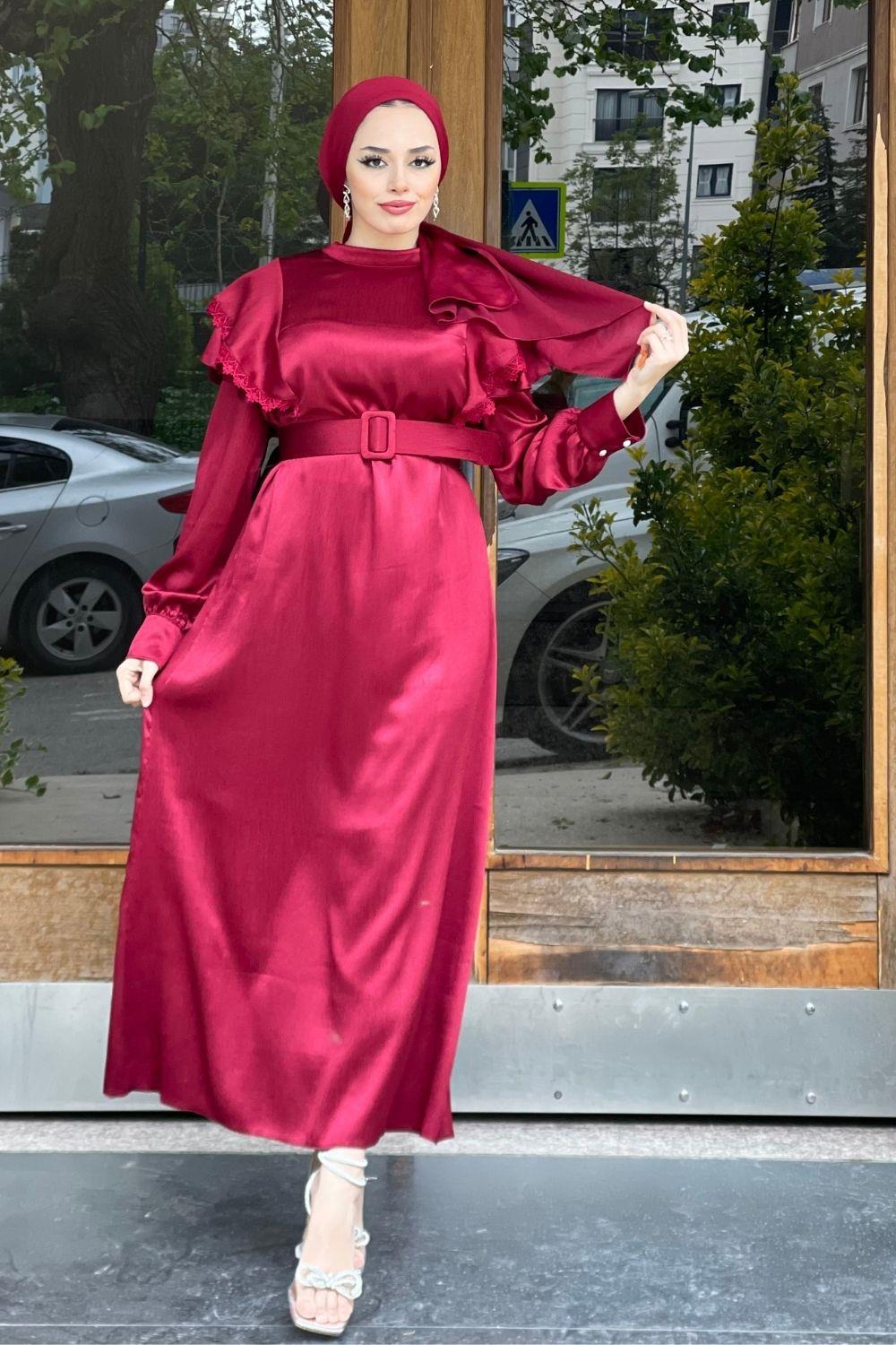 فستان بأكمام دانتيل وحزام أحمر كلاريت