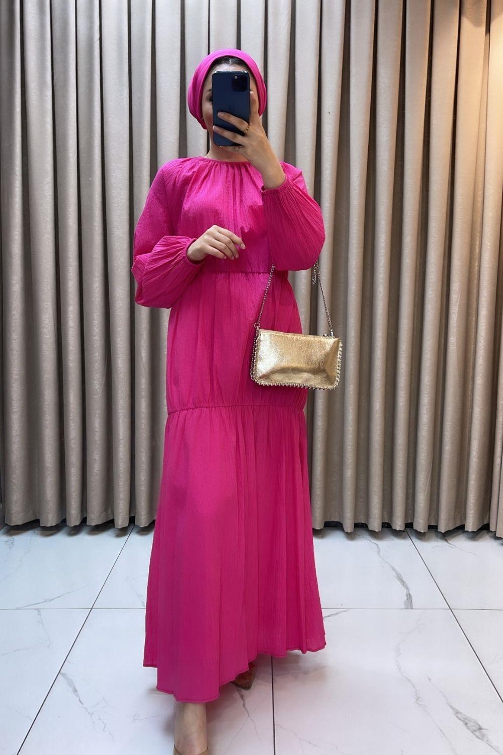 فستان متعدد الطبقات باللون الفوشيا