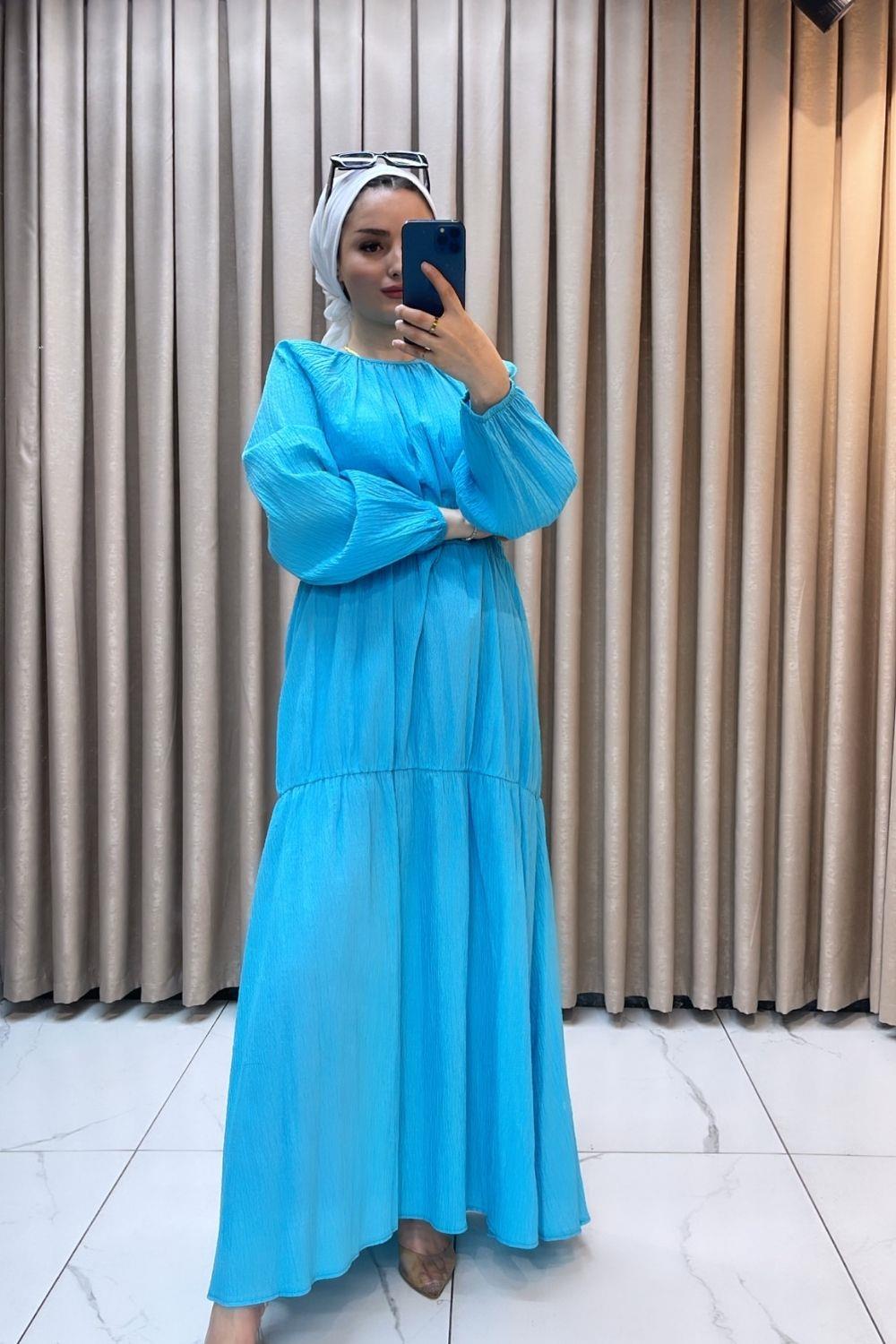 فستان متعدد الطبقات باللون الأزرق