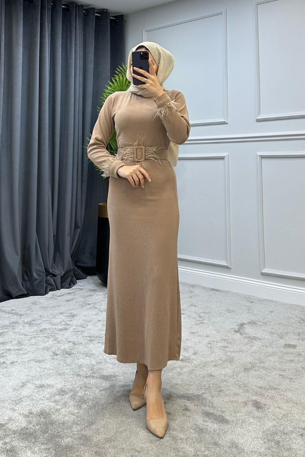 Kemeri Ve Kolu Tüylü Elbise Camel 8527 