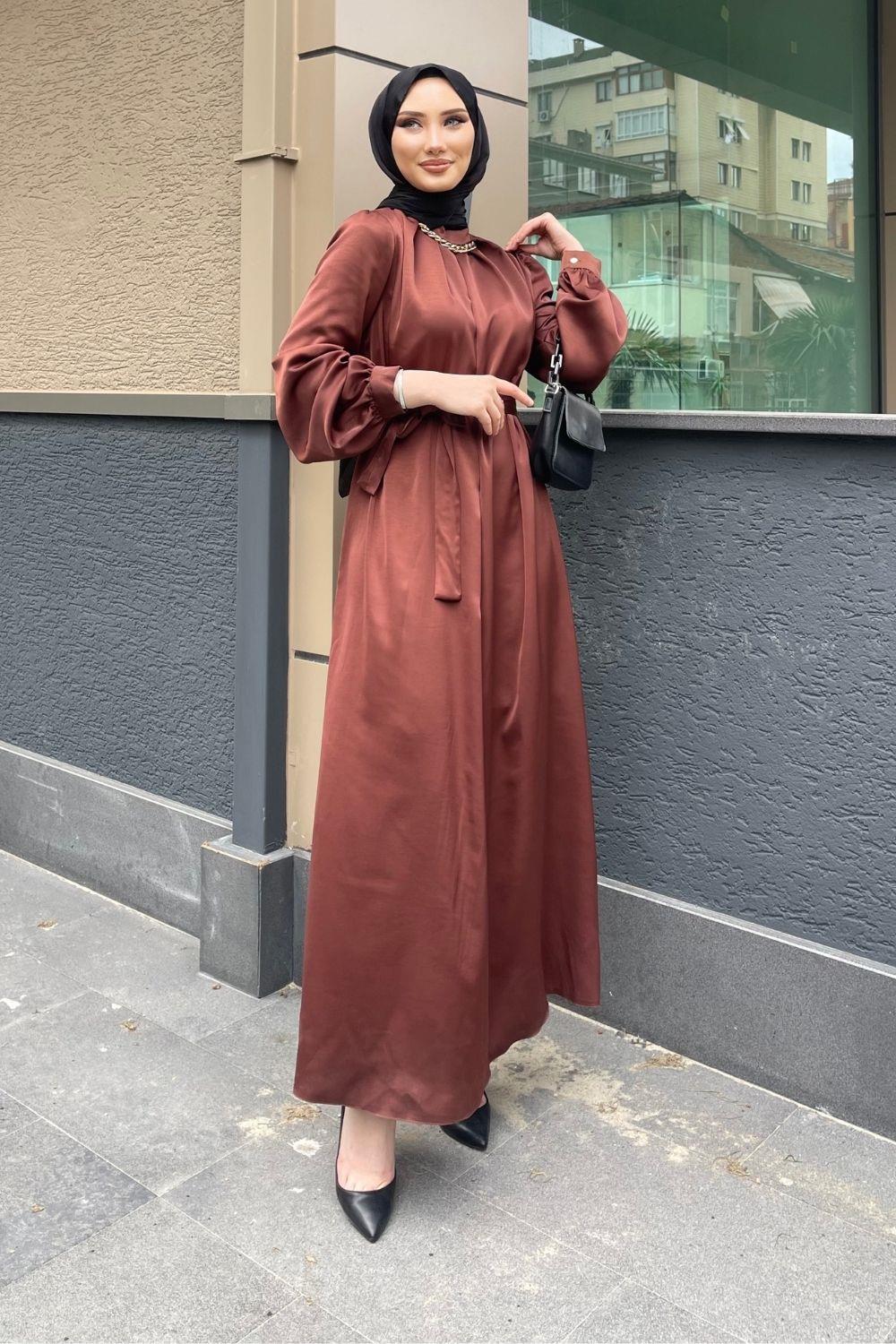 Yakası Zincirli Saten Elbise Kahverengi 9000 