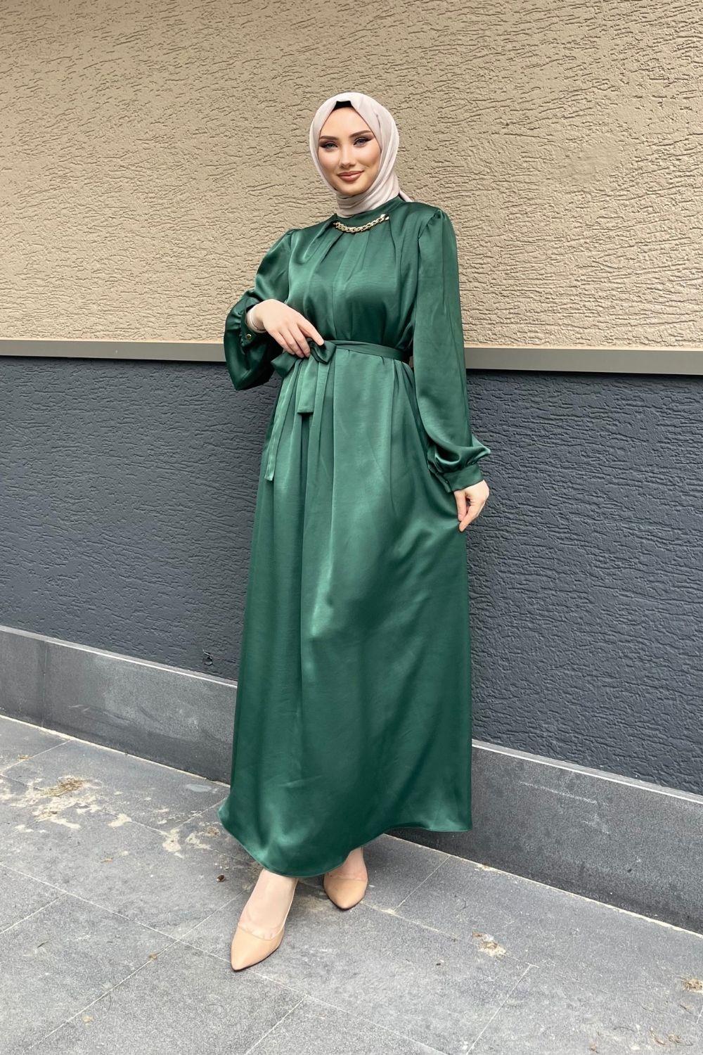 Yakası Zincirli Saten Elbise Zümrüt 9000 
