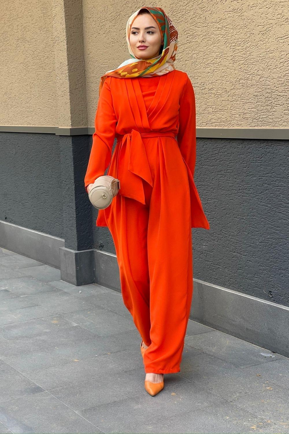 بذلة مع كيب الظهر البرتقالي