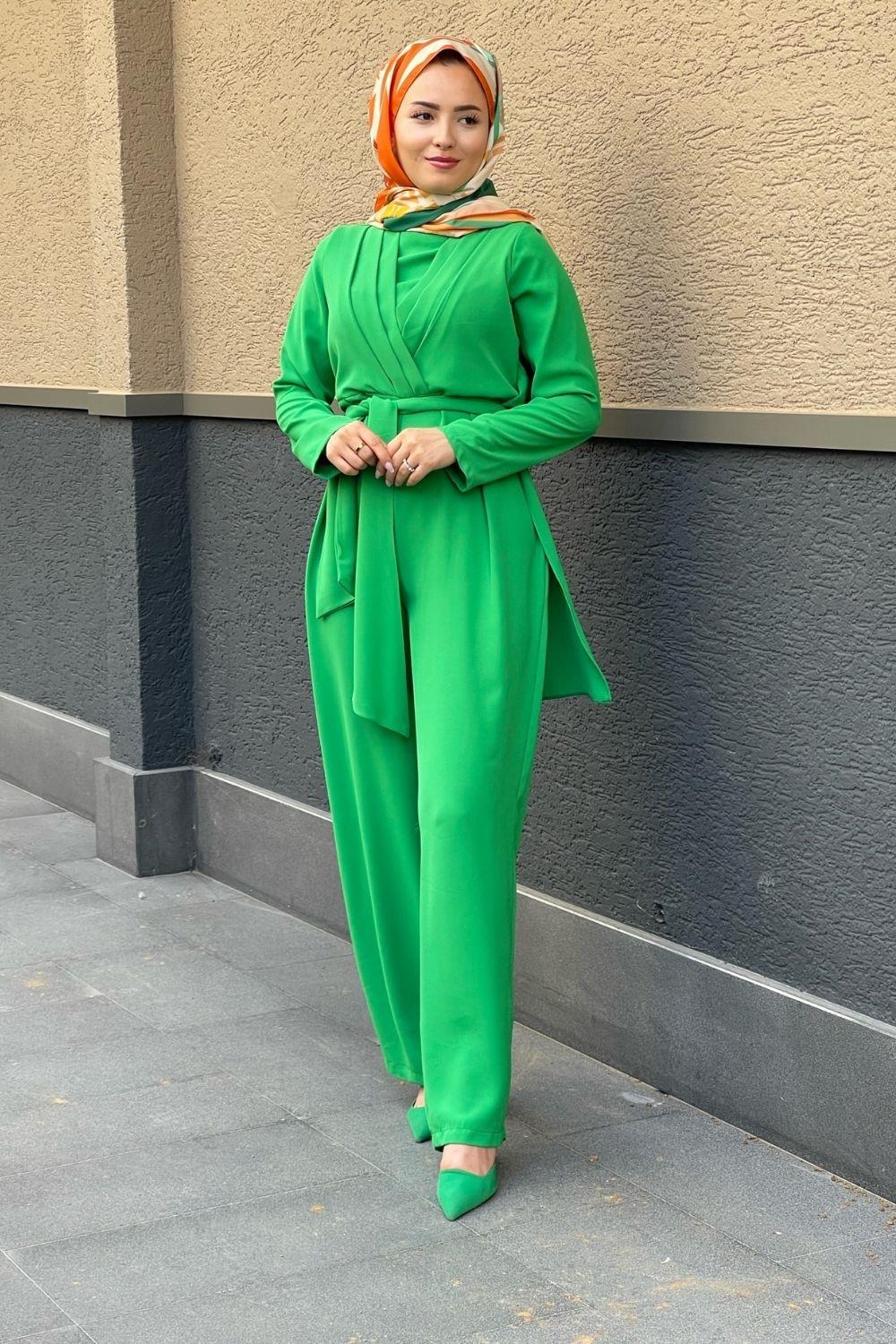 بذلة مع كيب الظهر الأخضر