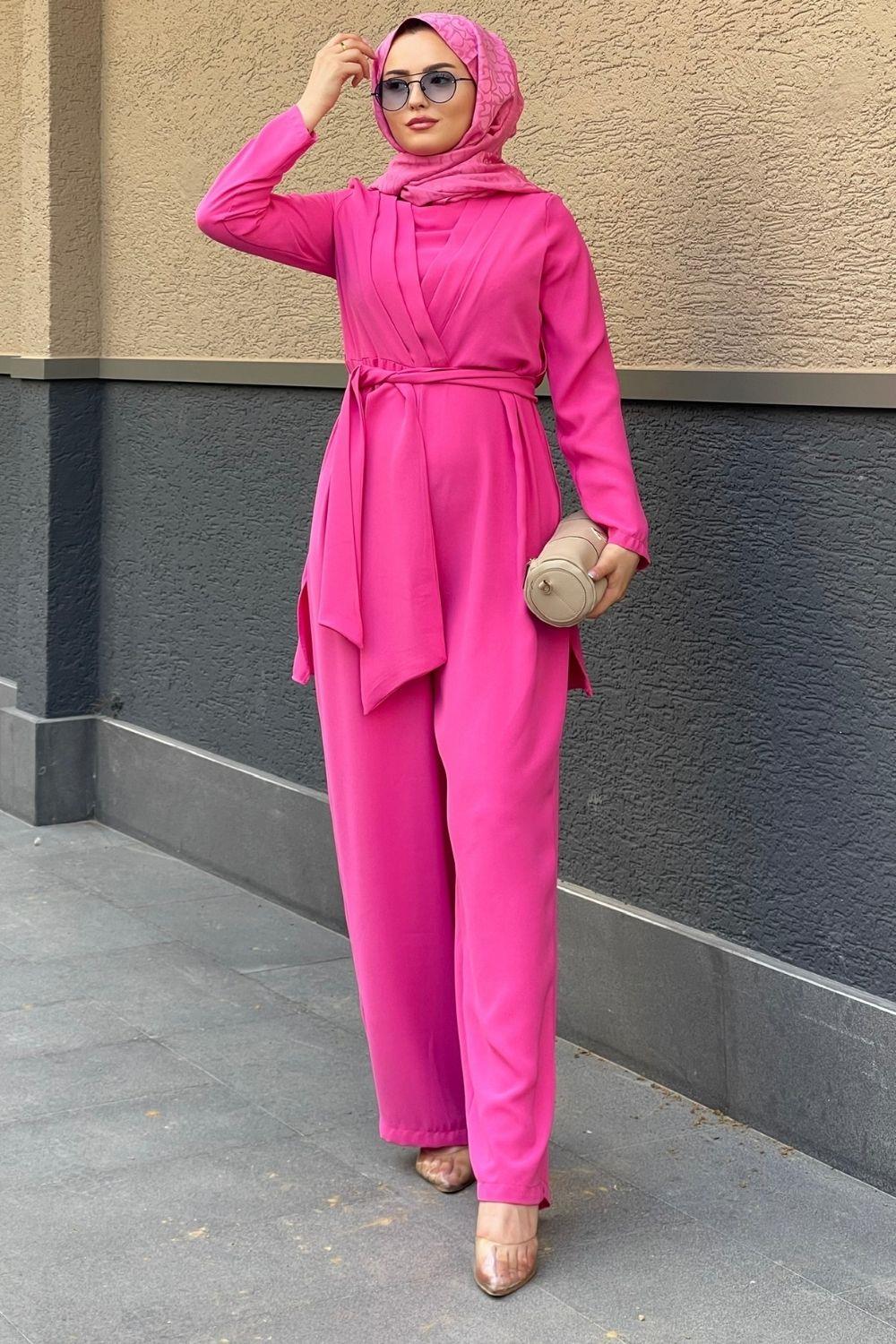 بذلة الوردي مع الرأس الخلفي