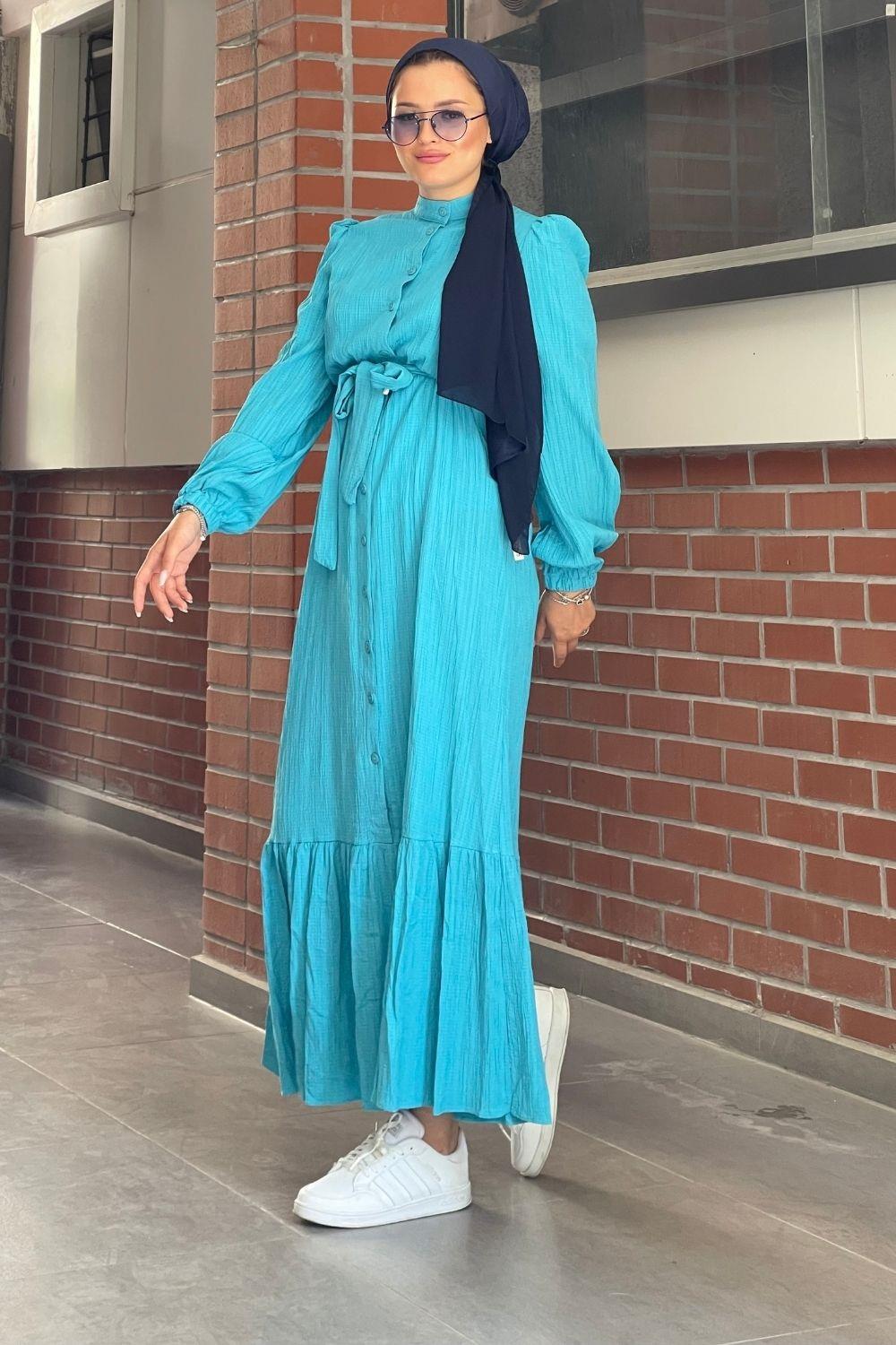 فستان ملفوف بأزرار باللون الأزرق