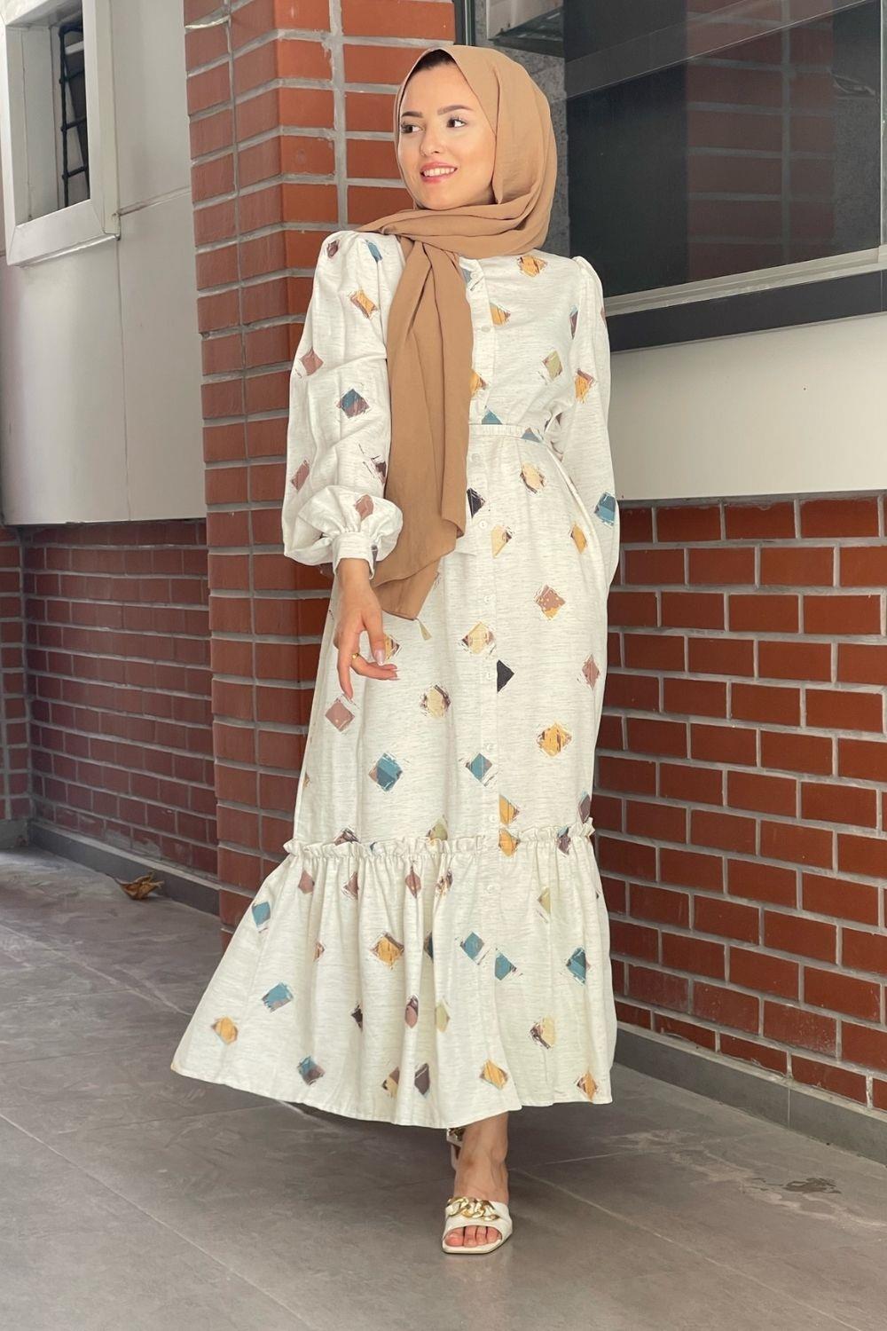 فستان من الكتان منقوش باللون البني