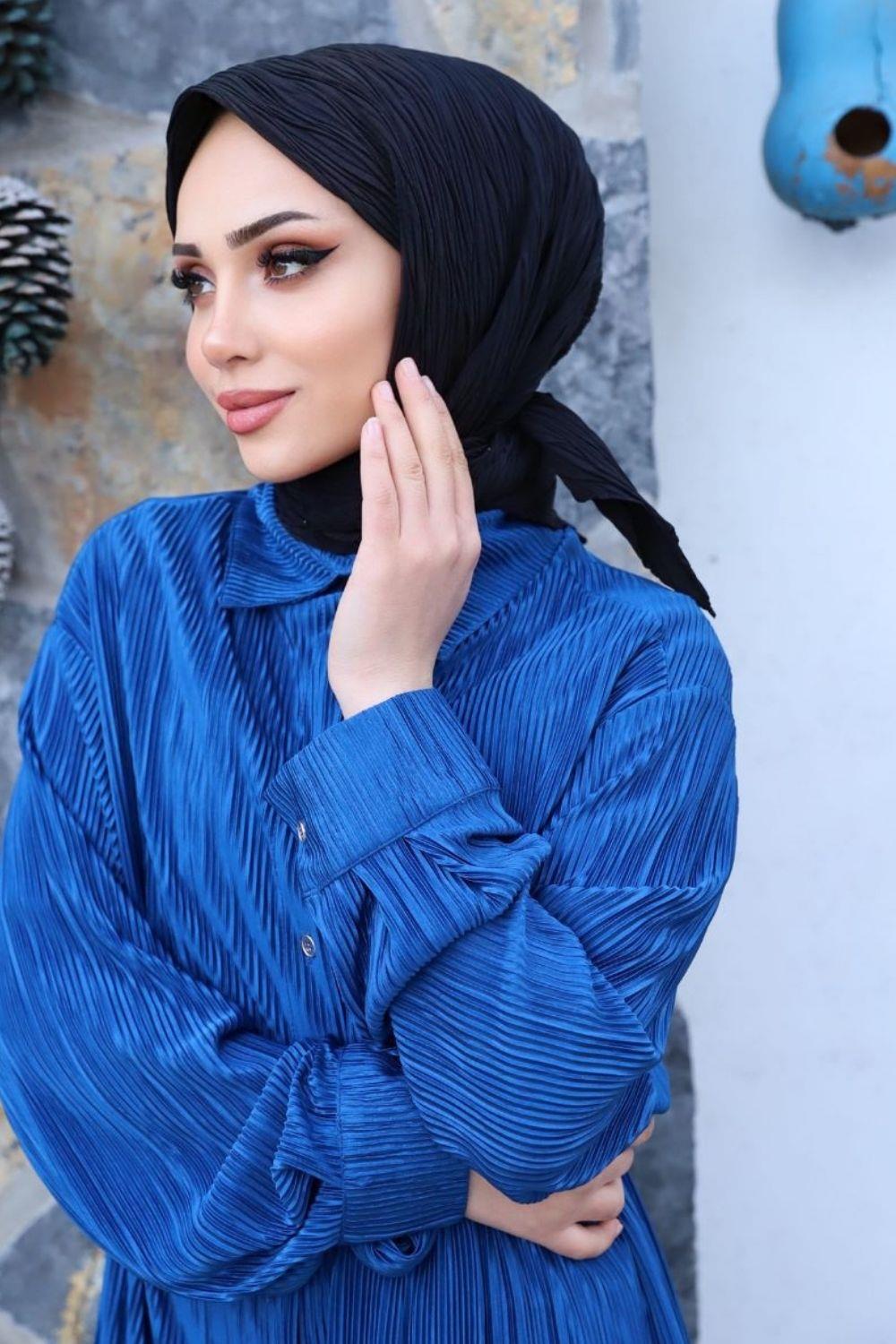 وشاح لحاء الشجر باللون الأسود
