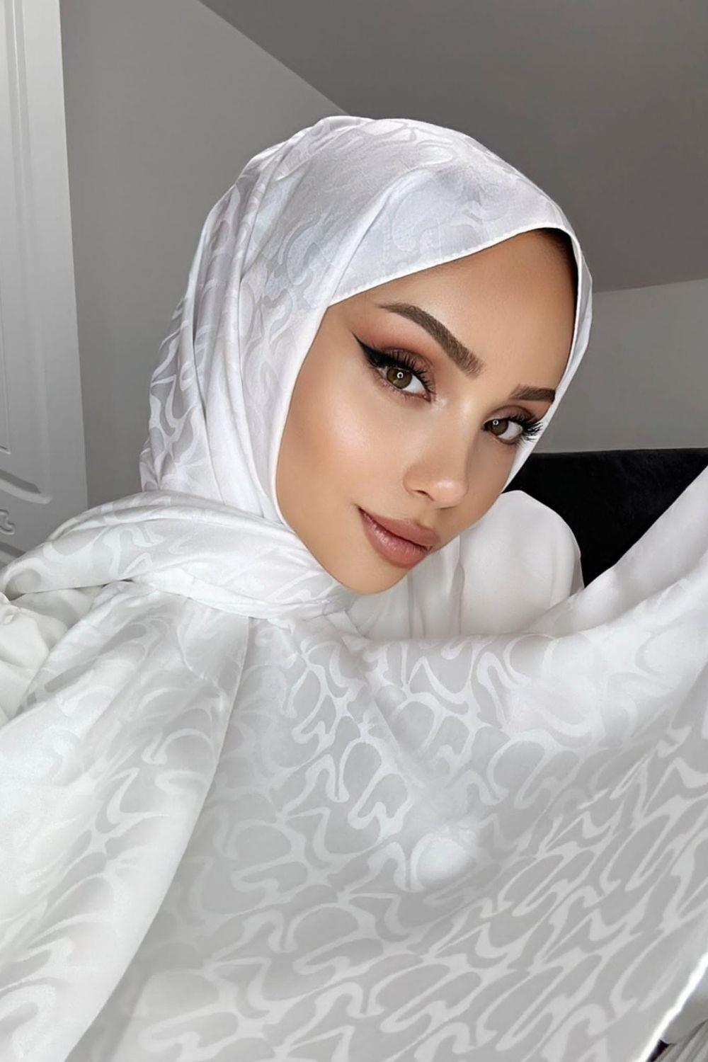 شال جاكار أبيض