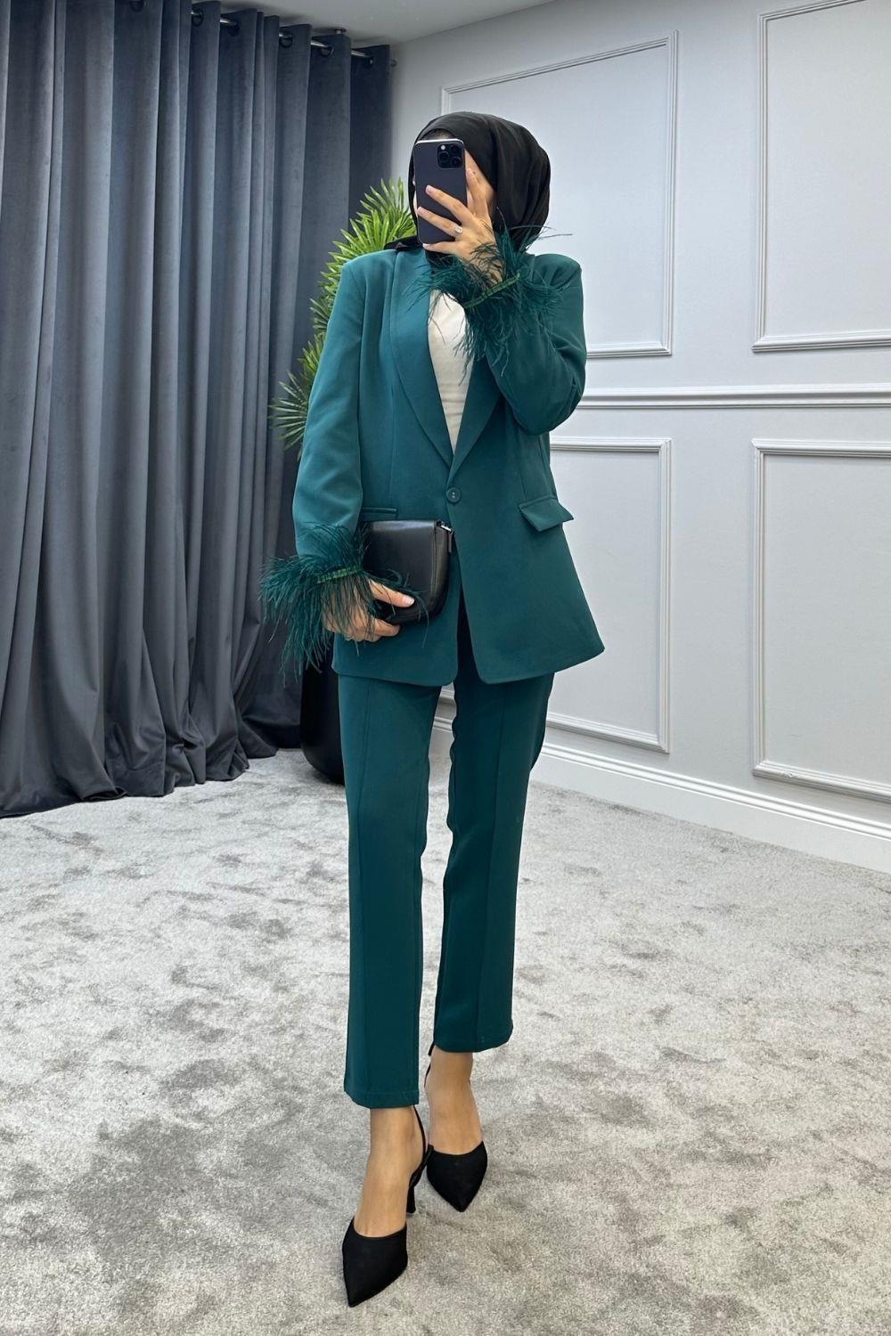 طقم زمرد مع ريش على الأكمام