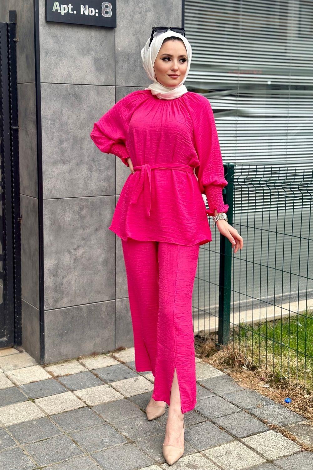 بدلة كتان ذات أكمام واسعة باللون الفوشيا