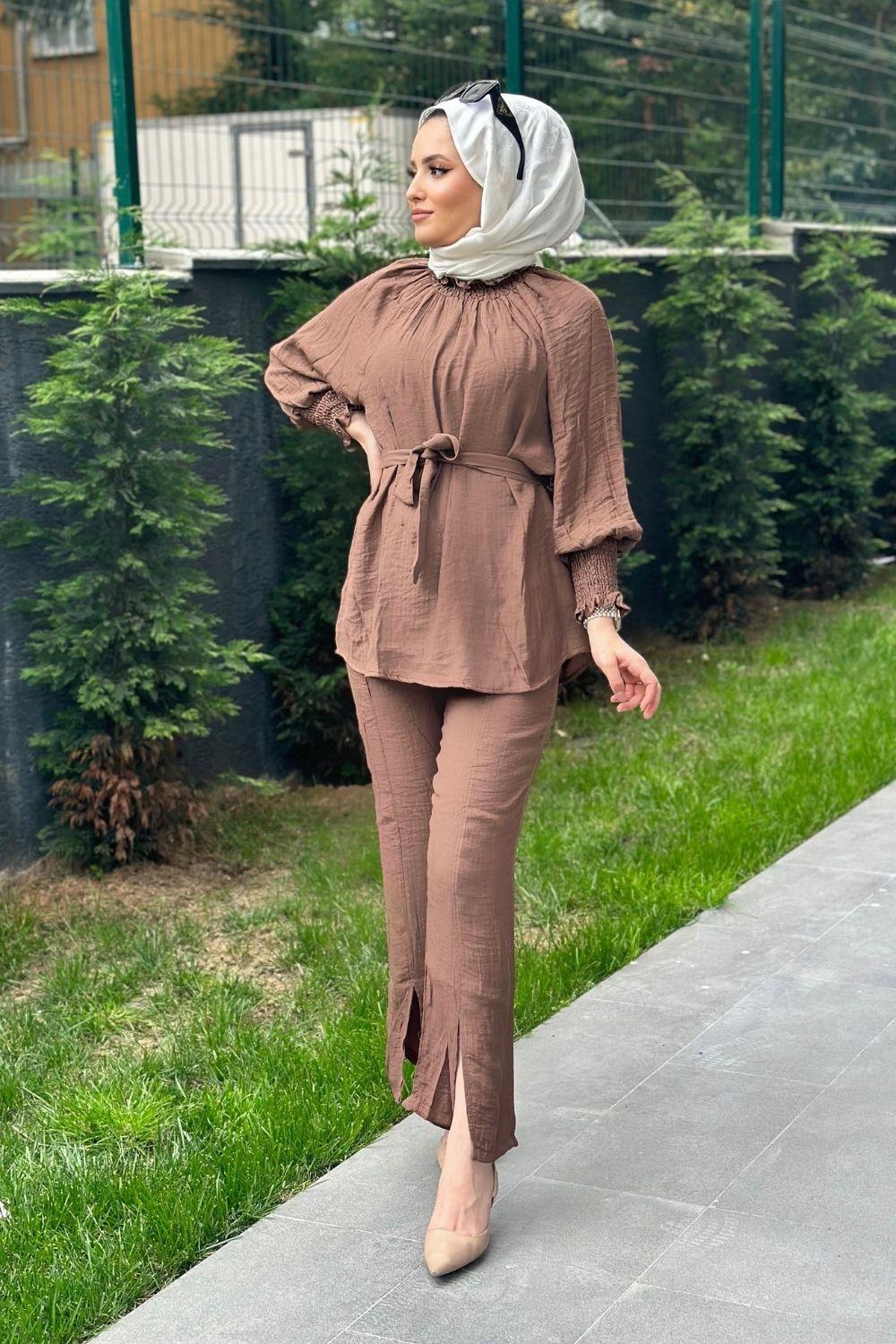 بدلة كتان بأكمام معقوفة باللون البني