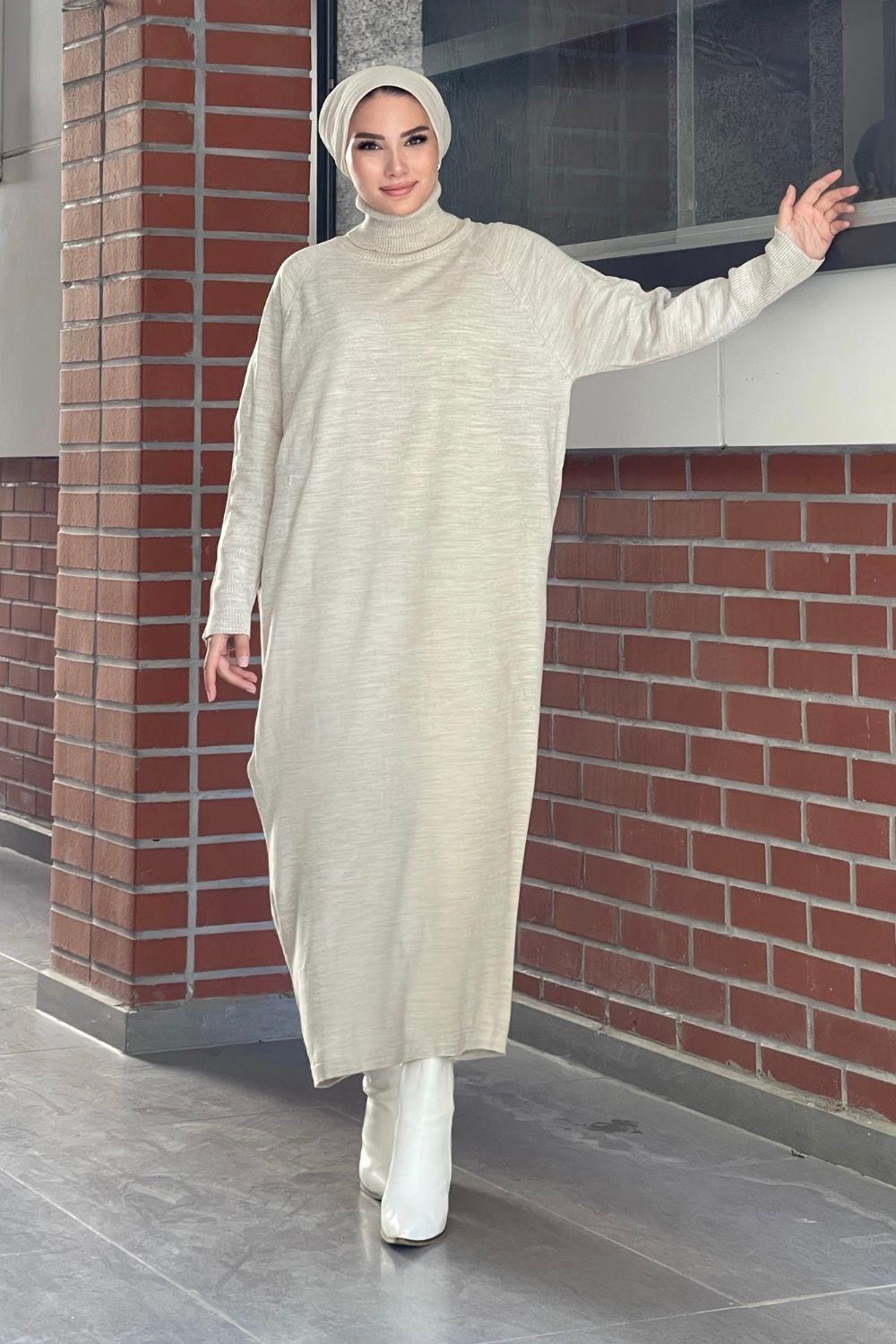 فستان طويل بياقة مدورة باللون البيج