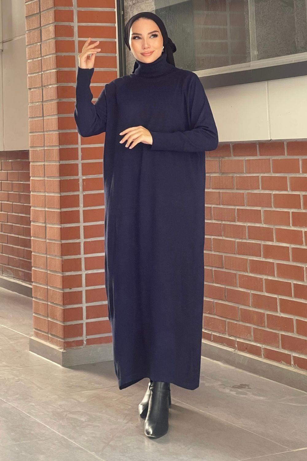 فستان طويل بياقة مدورة باللون الأزرق الداكن