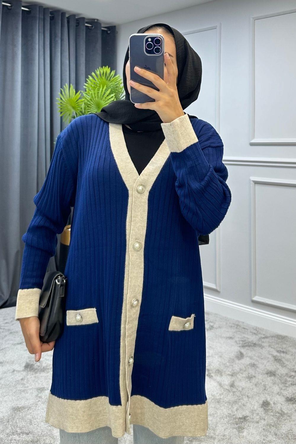 سترة تريكو بأزرار باللون الأزرق الداكن