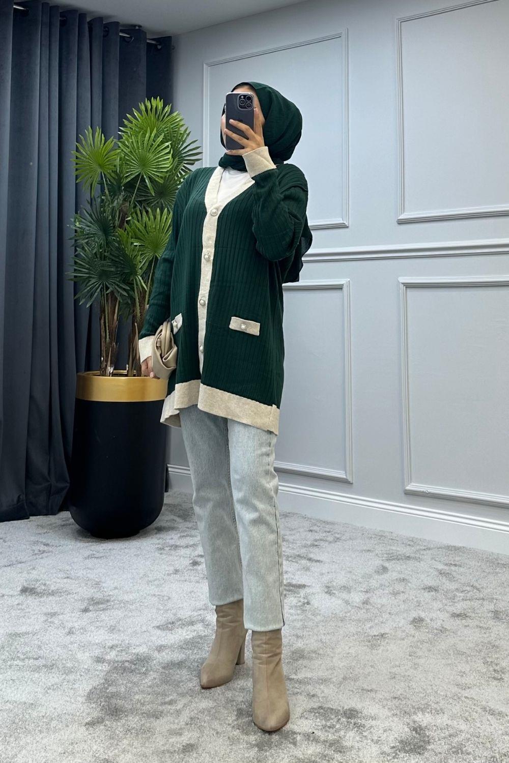 سترة تريكو بأزرار الزمرد