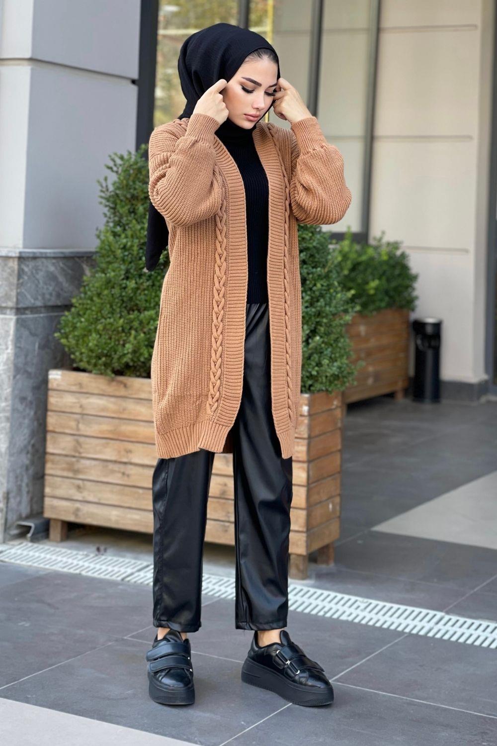 سترة طويلة مضفرة باللون البني