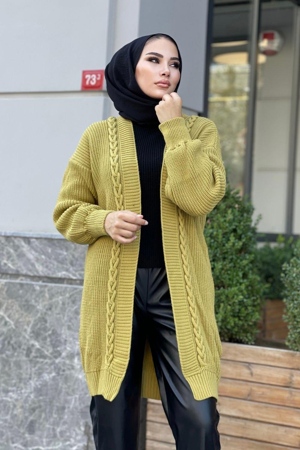 سترة صوفية طويلة مضفرة باللون الأخضر الزيتي