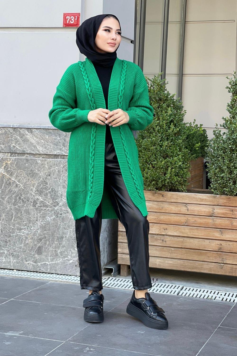 مضفر سترة طويلة باللون الأخضر