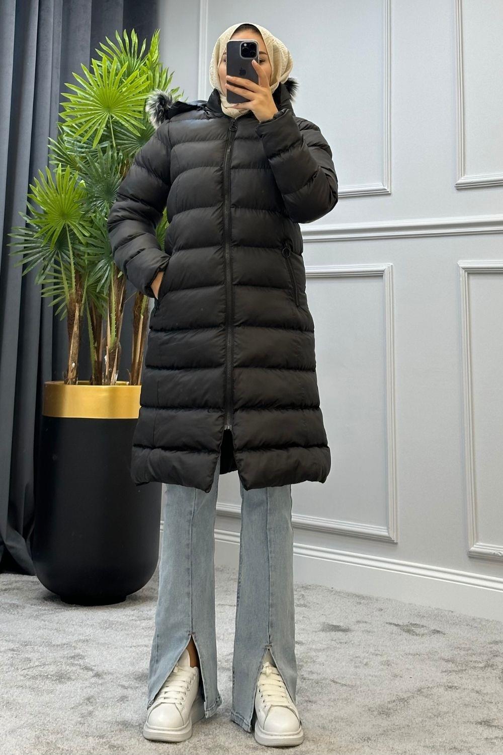 سترة منتفخة من الفرو باللون الأسود