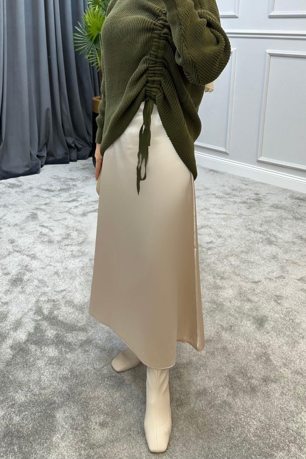 تنورة الساتان البيج