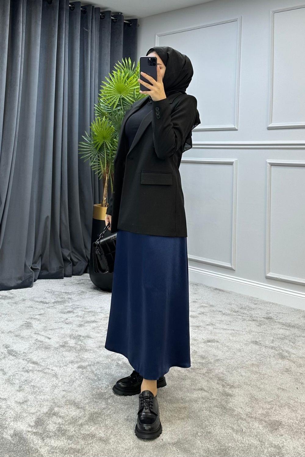 تنورة الساتان الأزرق الداكن