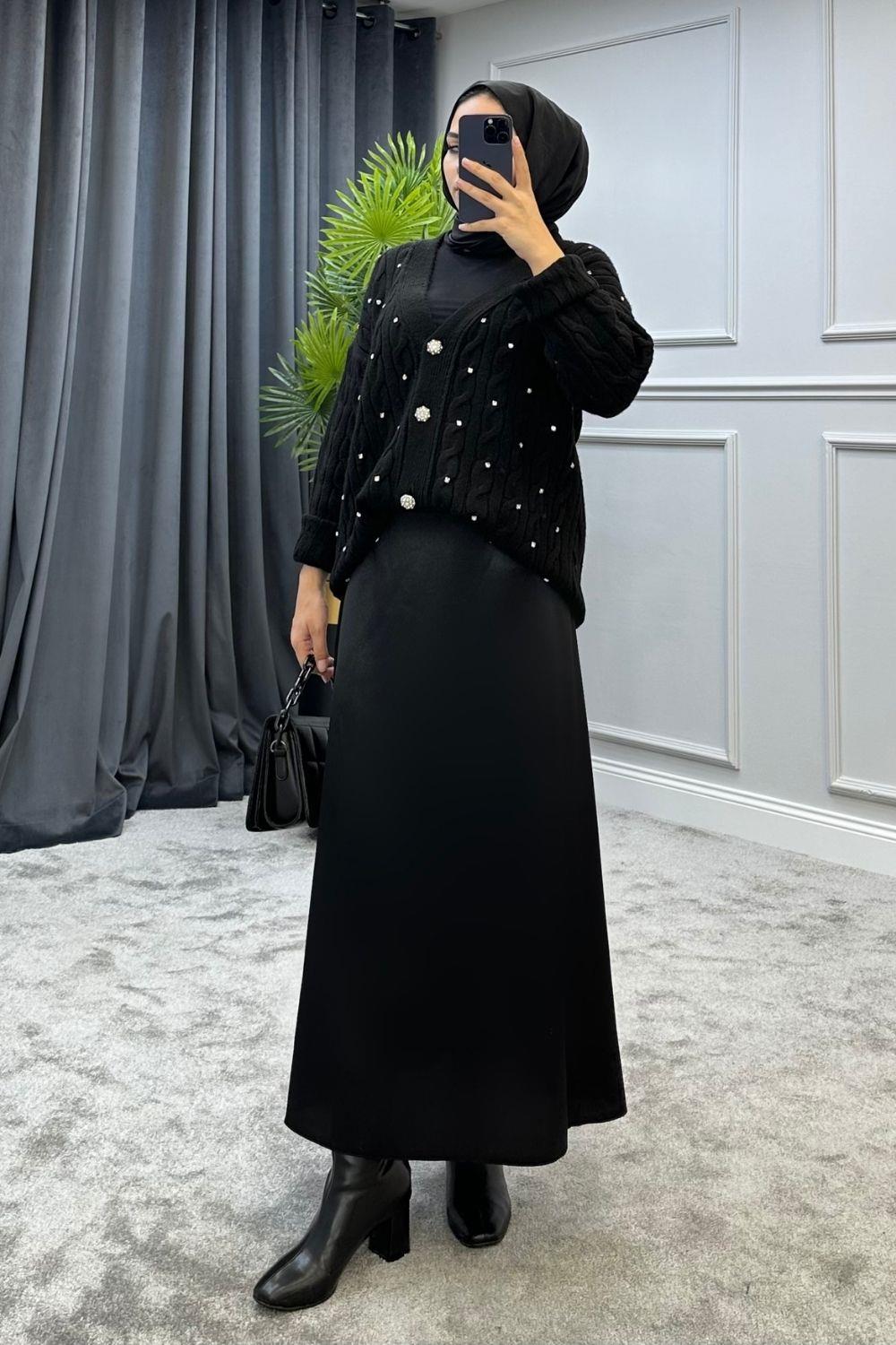 تنورة ساتان باللون الأسود