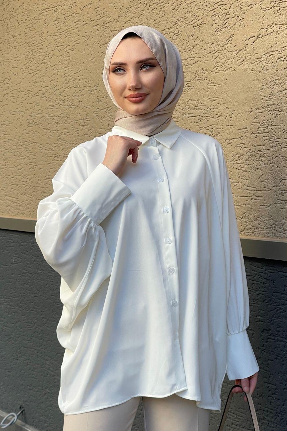 كم راجلان بأزرار أمامية باللون الأبيض