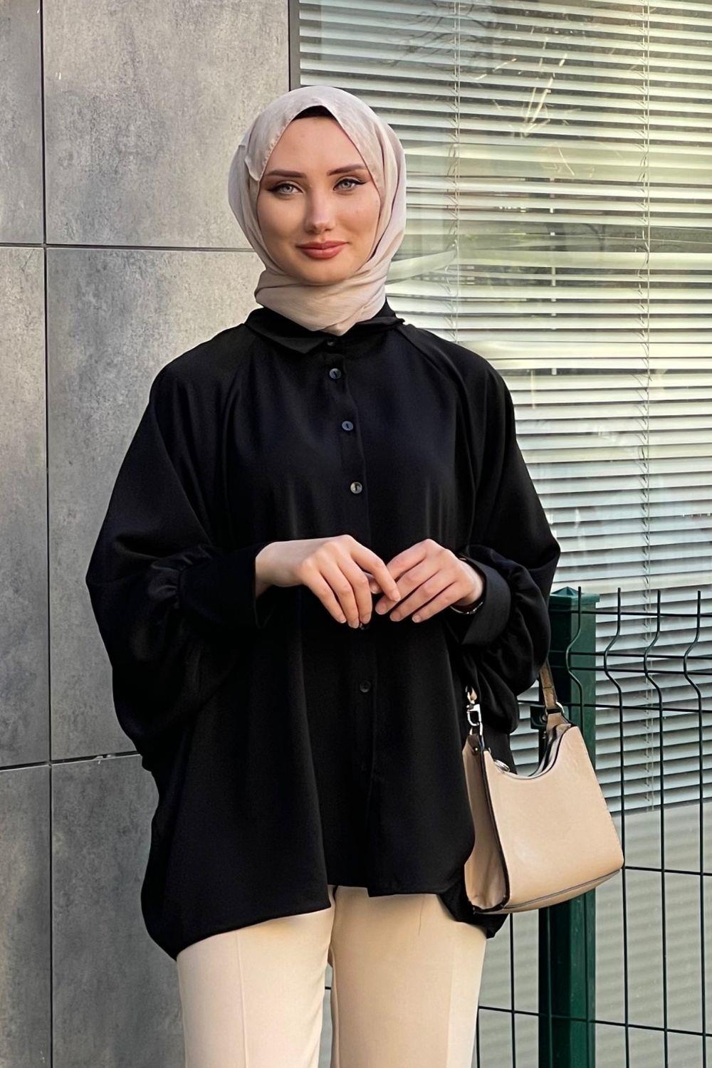 أكمام راجلان وأزرار أمامية باللون الأسود