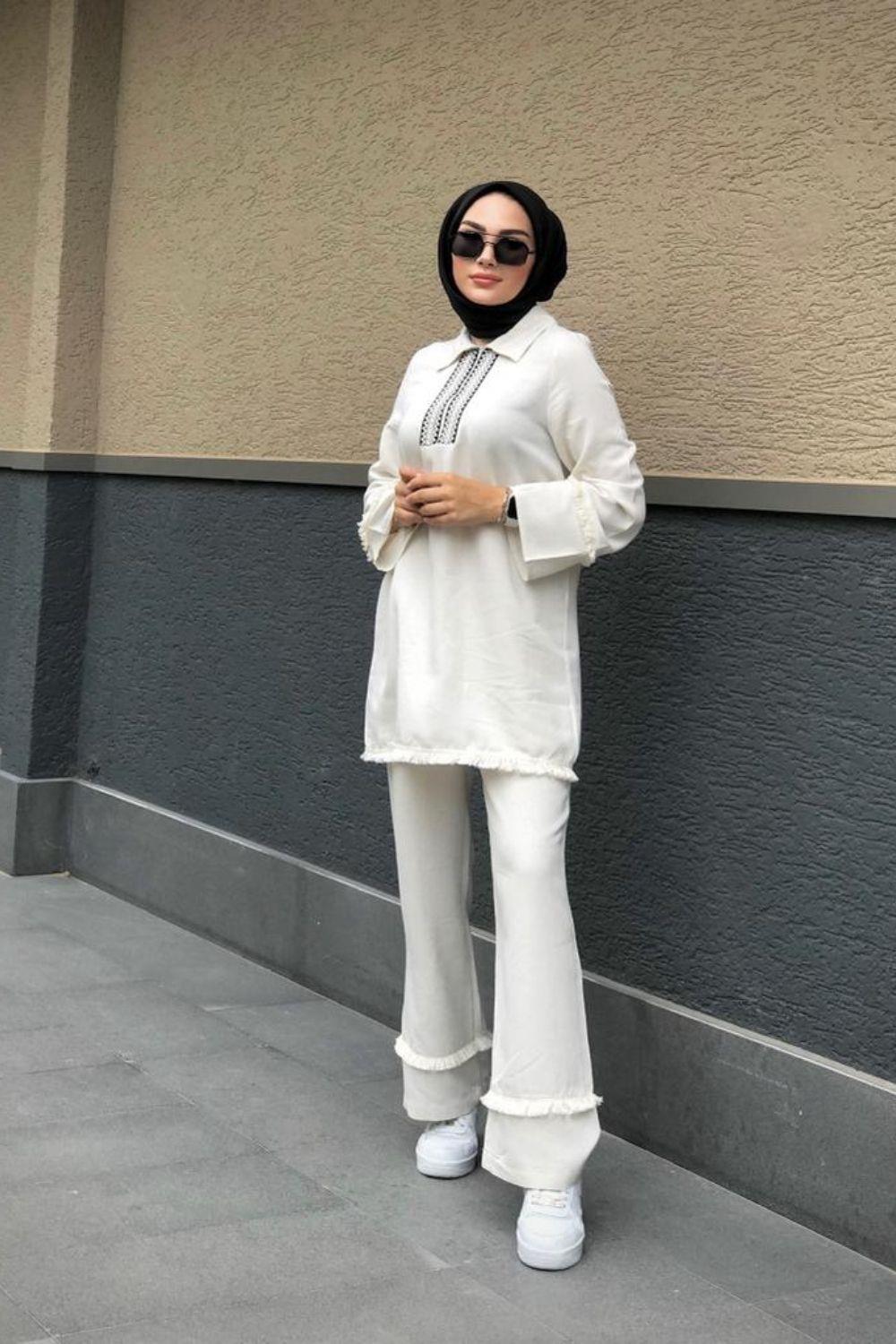 بدلة إكرو مع شرابات بنمط إيكنيك على الياقة